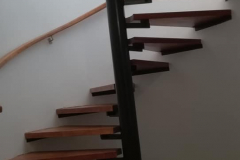 Escalera con escalón de madera